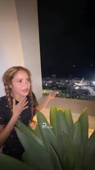 大明星~夏奇拉望向里约酒店的窗外，问观众是否是为了她而来~